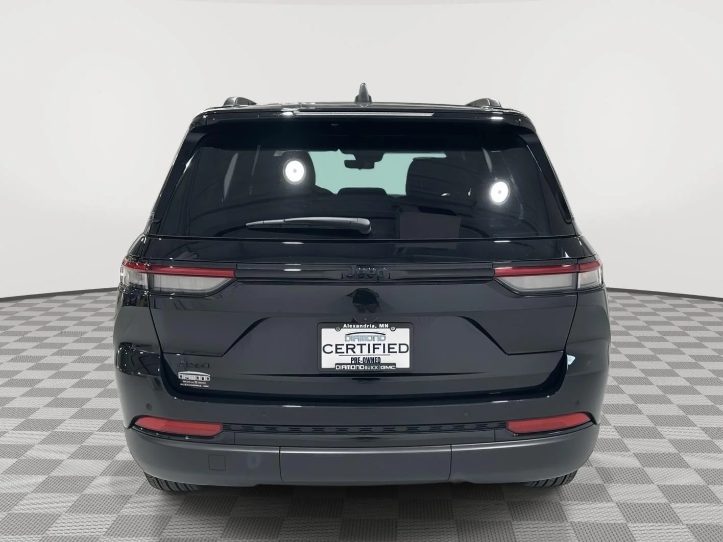 Used 2025 Diamond Black Crystal Pearlcoat Jeep Altitude image 4