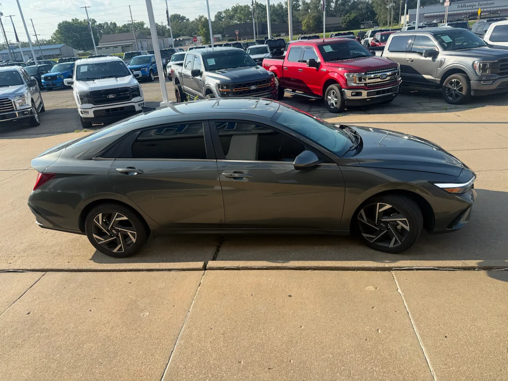 Used 2025 Amazon Gray Hyundai SEL Convenience image 5