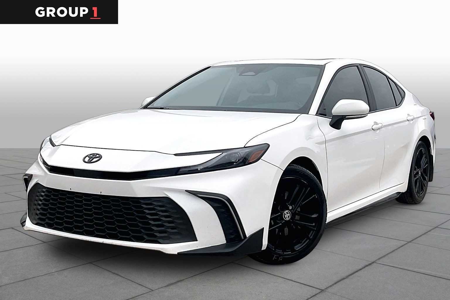 2025 Toyota Camry SE Hybrid's photo