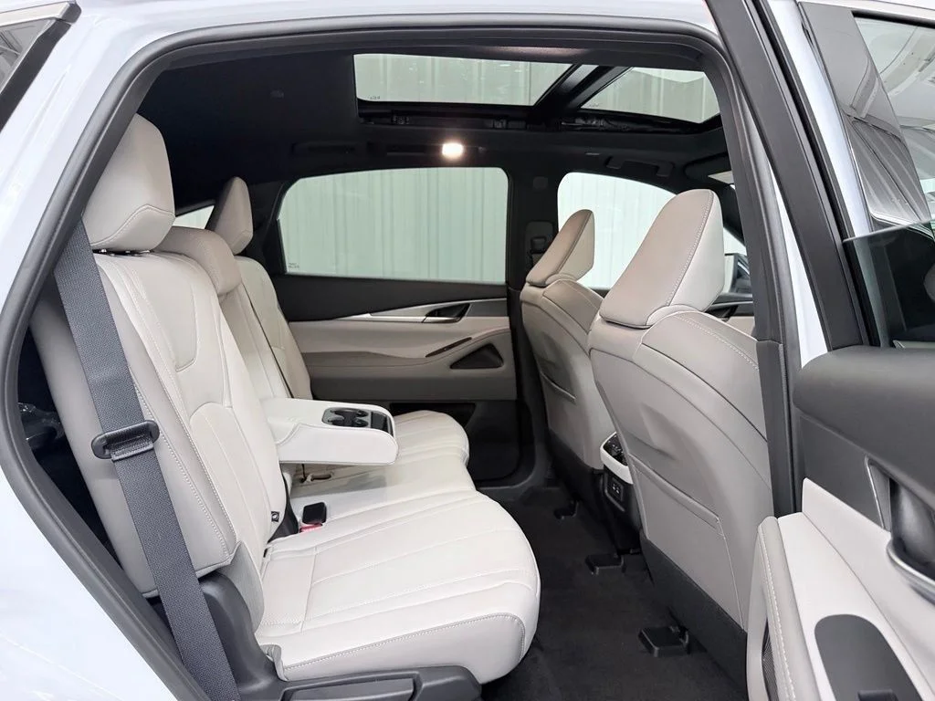 New 2027 RADIANT WHITE INFINITI Luxe AWD image 42