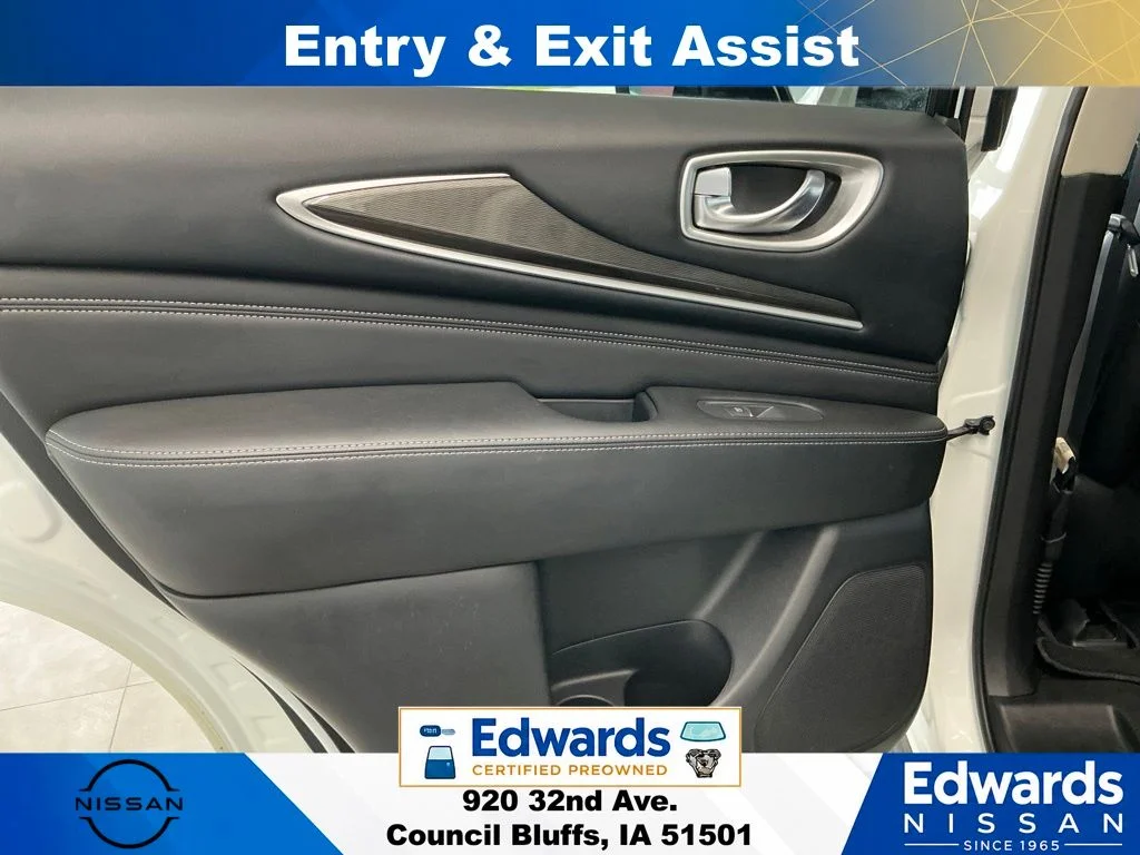 Used 2017 White INFINITI Base image 18