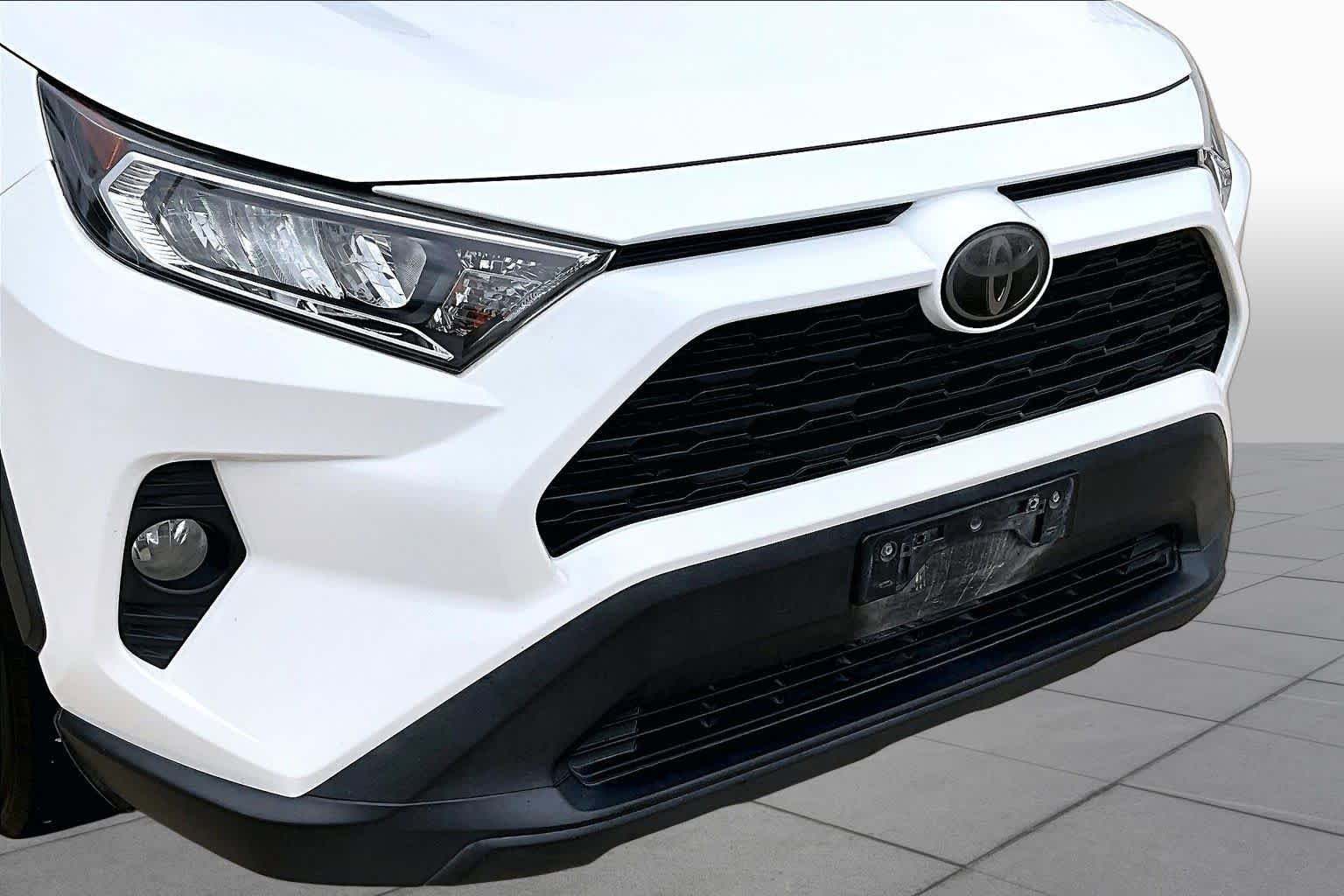 Used 2020 Super White Toyota XLE image 30