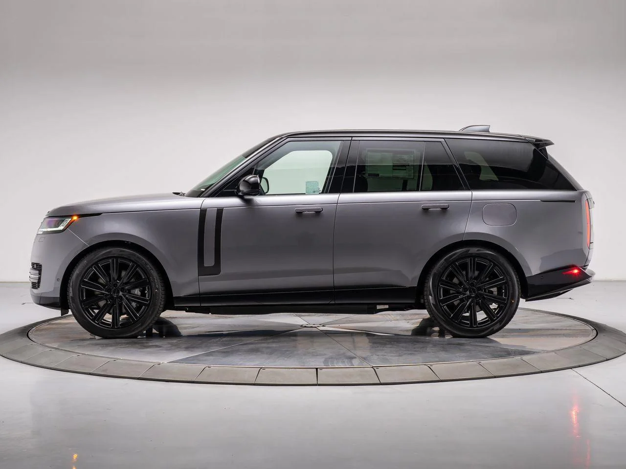 New 2026 Eiger Grey Land Rover P550e SE image 2