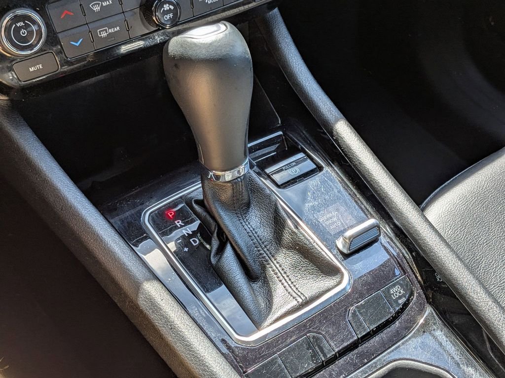 Used 2023 White Jeep Latitude image 16