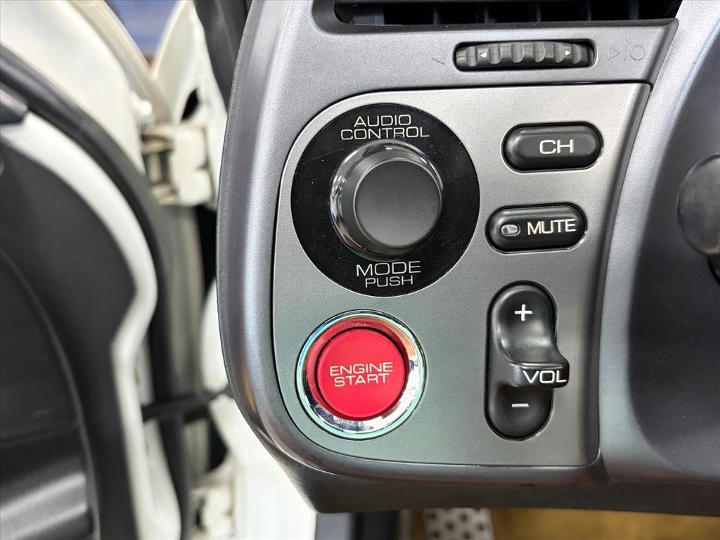 Used 2003 Grand Prix White Honda Base image 15