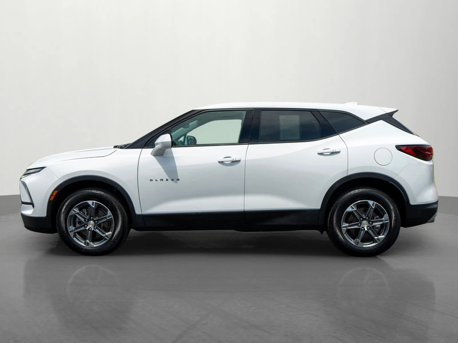 Used 2025 Summit White Chevrolet LT image 4