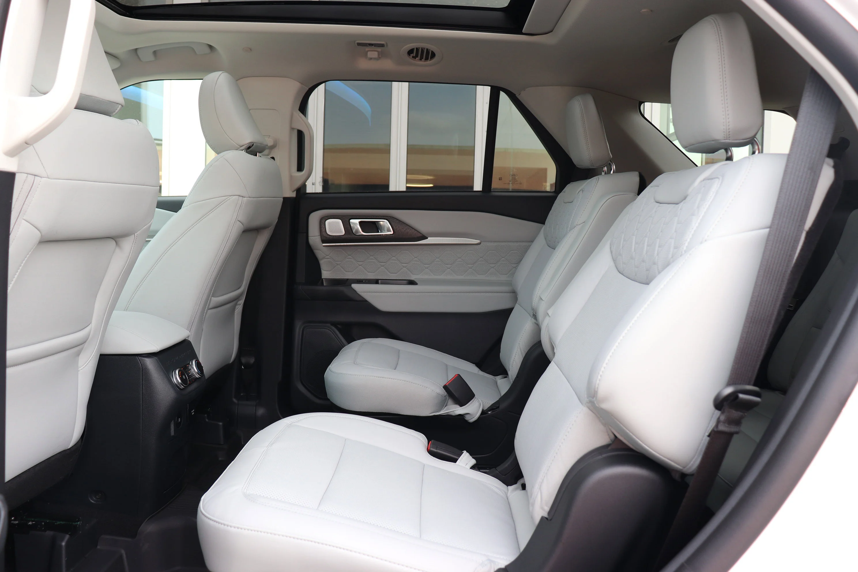 New 2026 STAR WHITE MET TRI-COAT Ford Platinum image 13