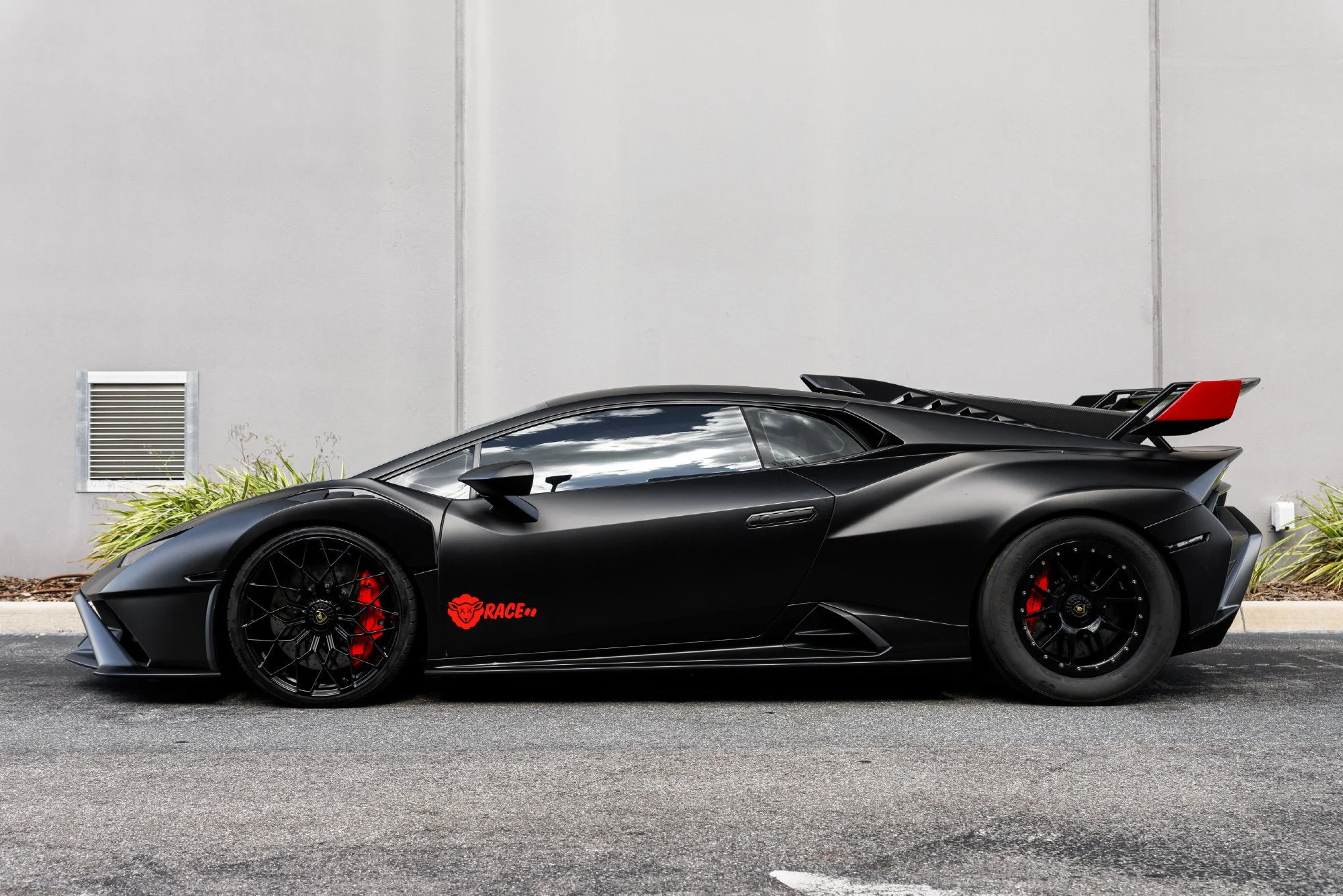 Used 2021  Lamborghini Base image 2