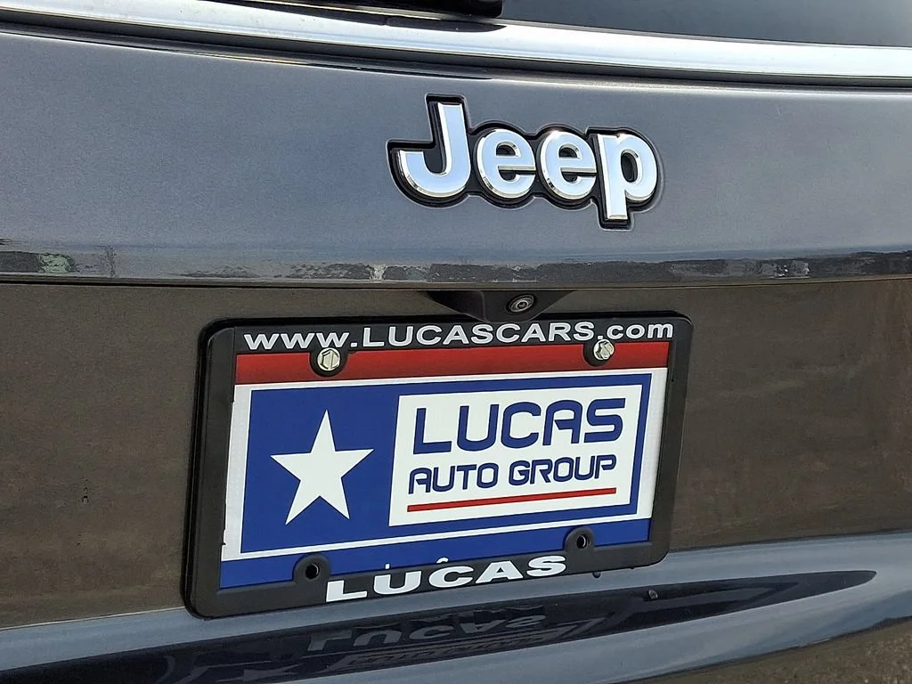 Used 2023 Granite Crystal Metallic Clearcoat Jeep Latitude image 32