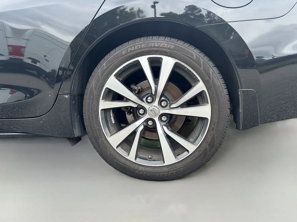 Used 2016 Black Nissan Platinum image 12