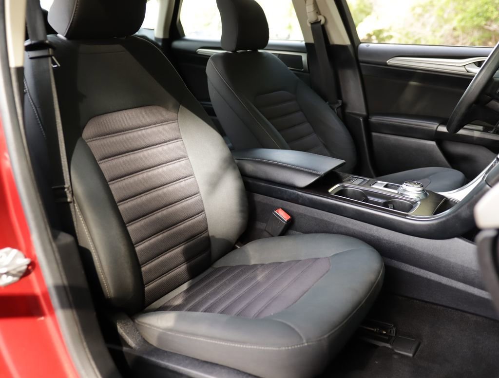 Used 2017 Red Ford SE image 25