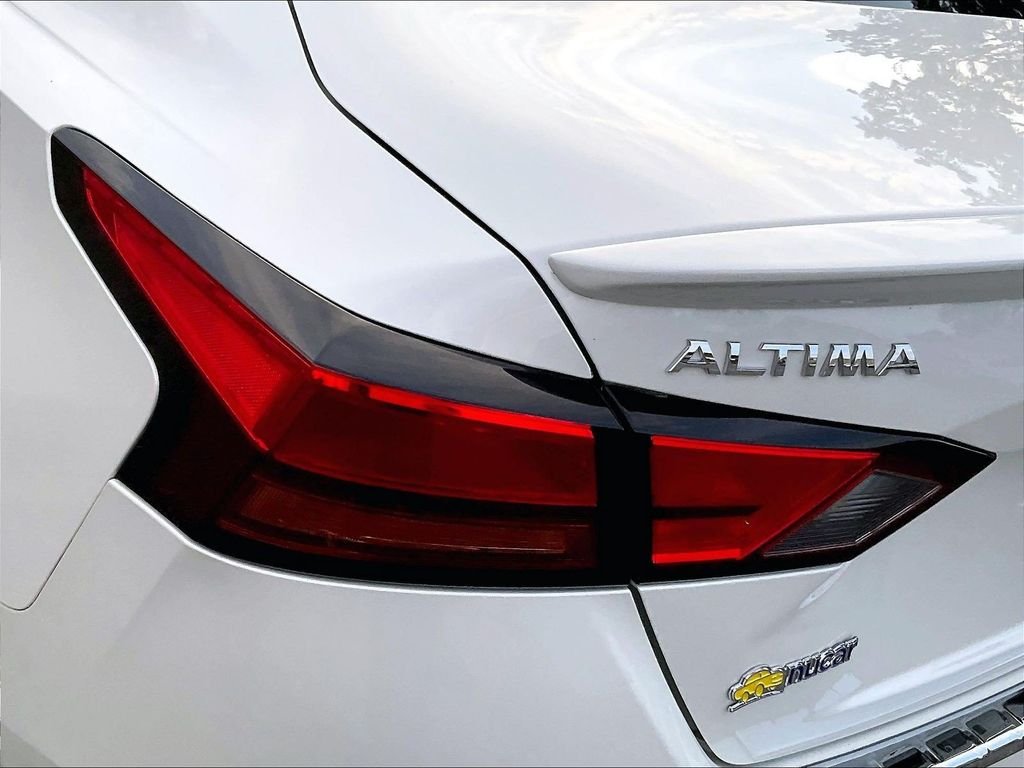 Used 2019 White Nissan 2.5 SL image 34