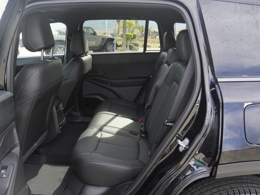 New 2026 Diamond Black Crystal Pearl-Coat Exterior Paint Jeep Limited image 18