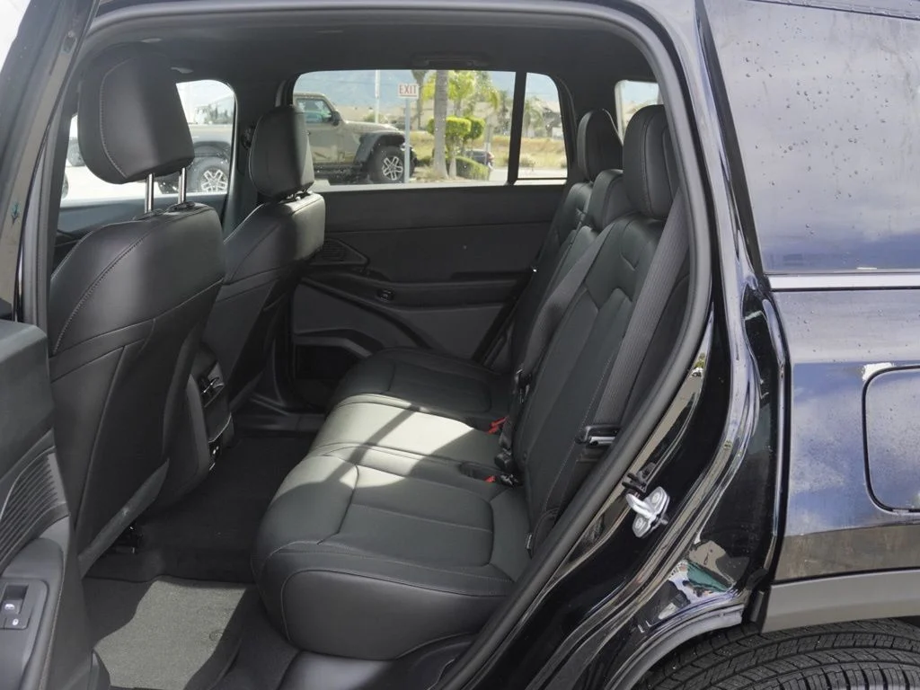 New 2026 Diamond Black Crystal Pearl-Coat Exterior Paint Jeep Limited image 18
