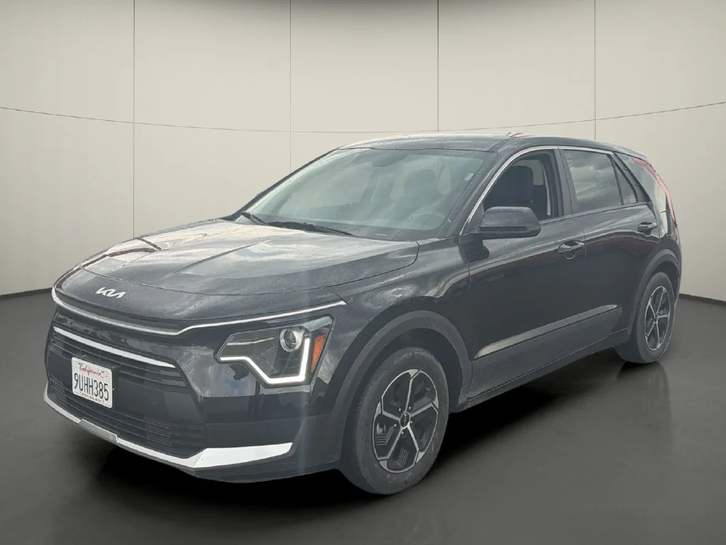 Used 2025 Black Kia LX image 3