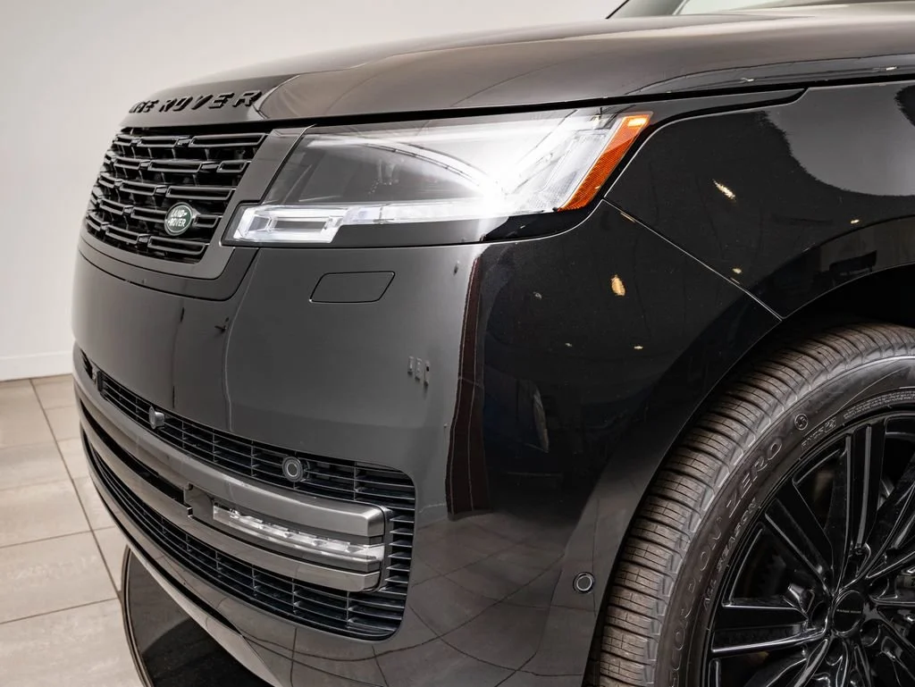 New 2026 Santorini Black Land Rover SE image 3