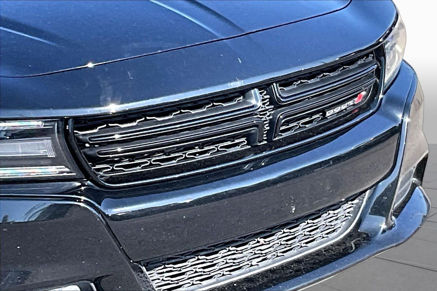 Used 2018 Pitch Black Clearcoat Dodge SXT image 26