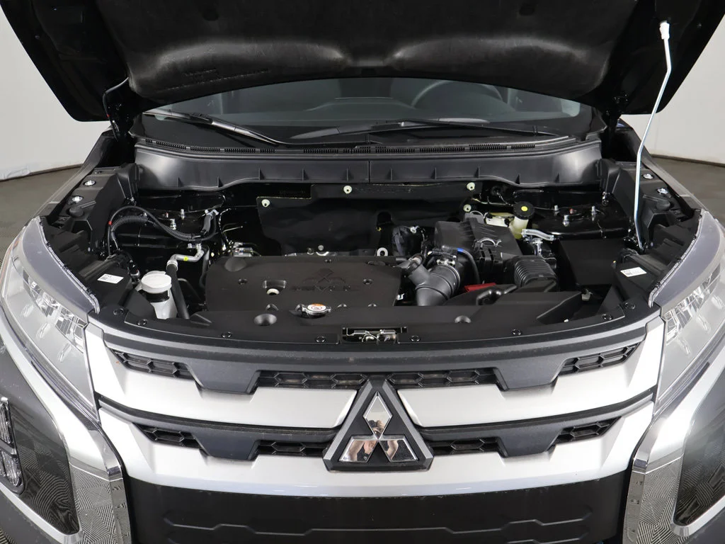 New 2027 Black Mitsubishi 2.0 ES AWC image 16