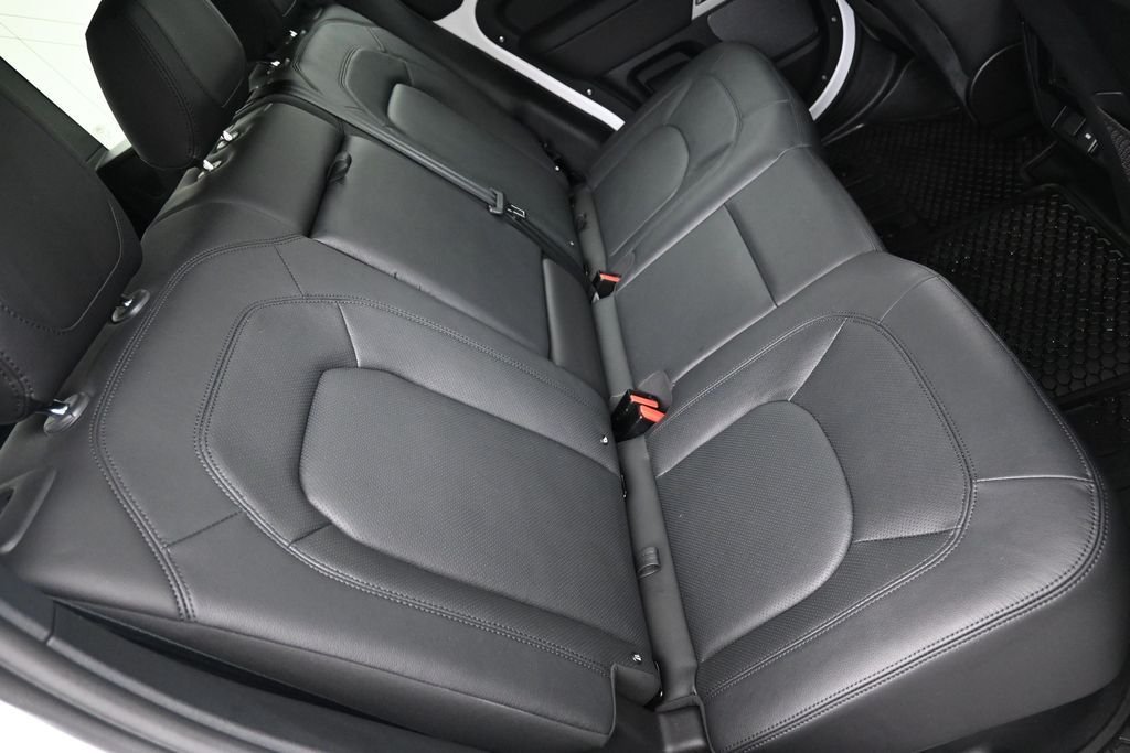 Used 2024 Fuji White Land Rover S image 22