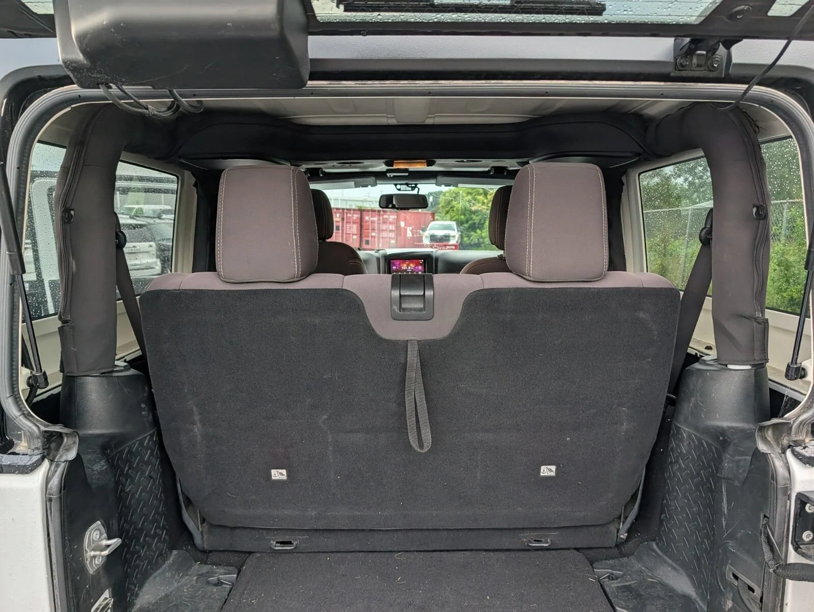 Used 2018 White Jeep Sahara 4x4 image 19