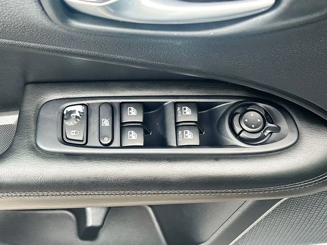 Used 2021 Silver Jeep Latitude image 16