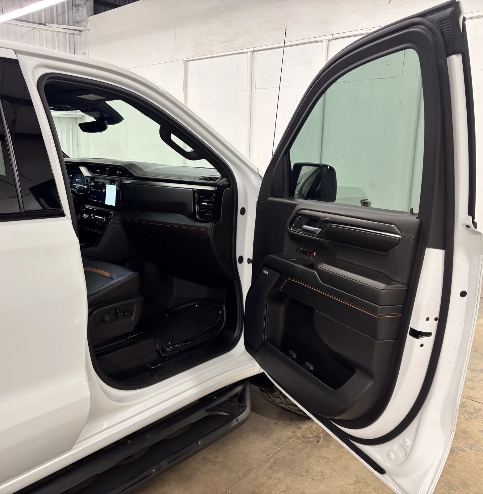 Used 2024 White GMC AT4 image 17