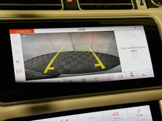Used 2020 White Land Rover HSE image 17