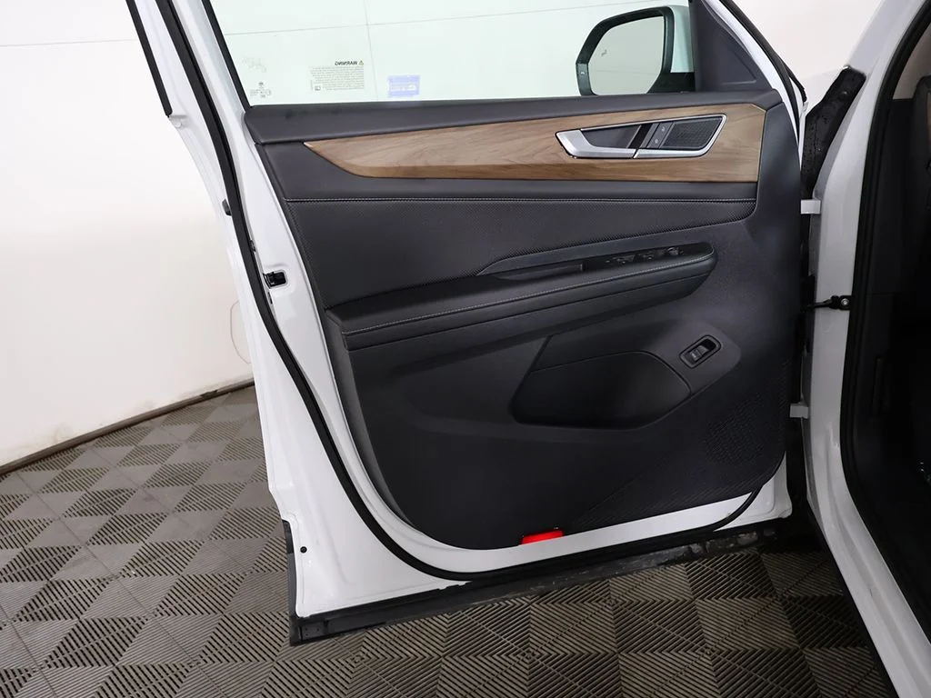 Used 2025 White Volkswagen 2.0T SE w/Technology image 22