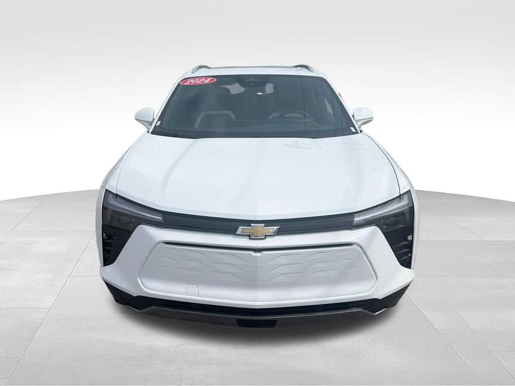 Used 2024 White Chevrolet LT image 8