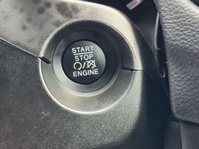 Used 2018 White Jeep Latitude image 17