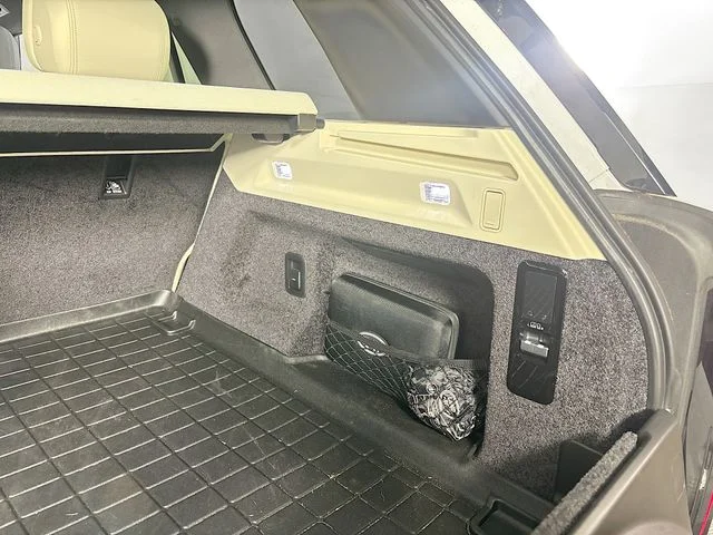 Certified Used 2023  Land Rover SE image 28
