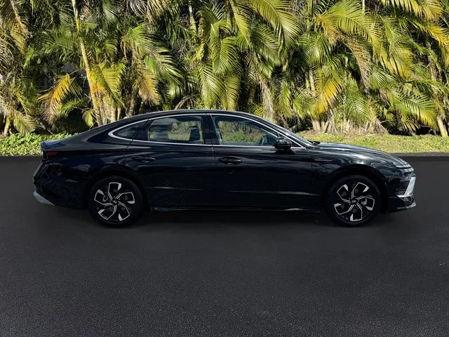 Used 2024 Black Hyundai SEL image 3