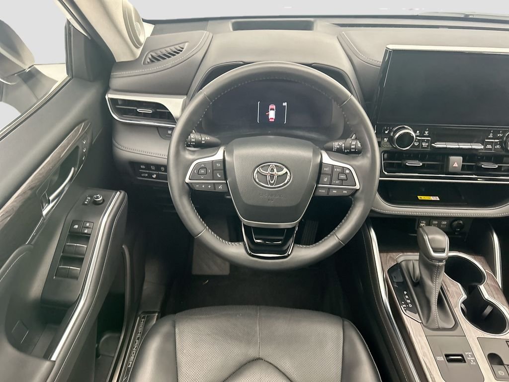 Used 2023 Pearl Toyota Platinum image 10