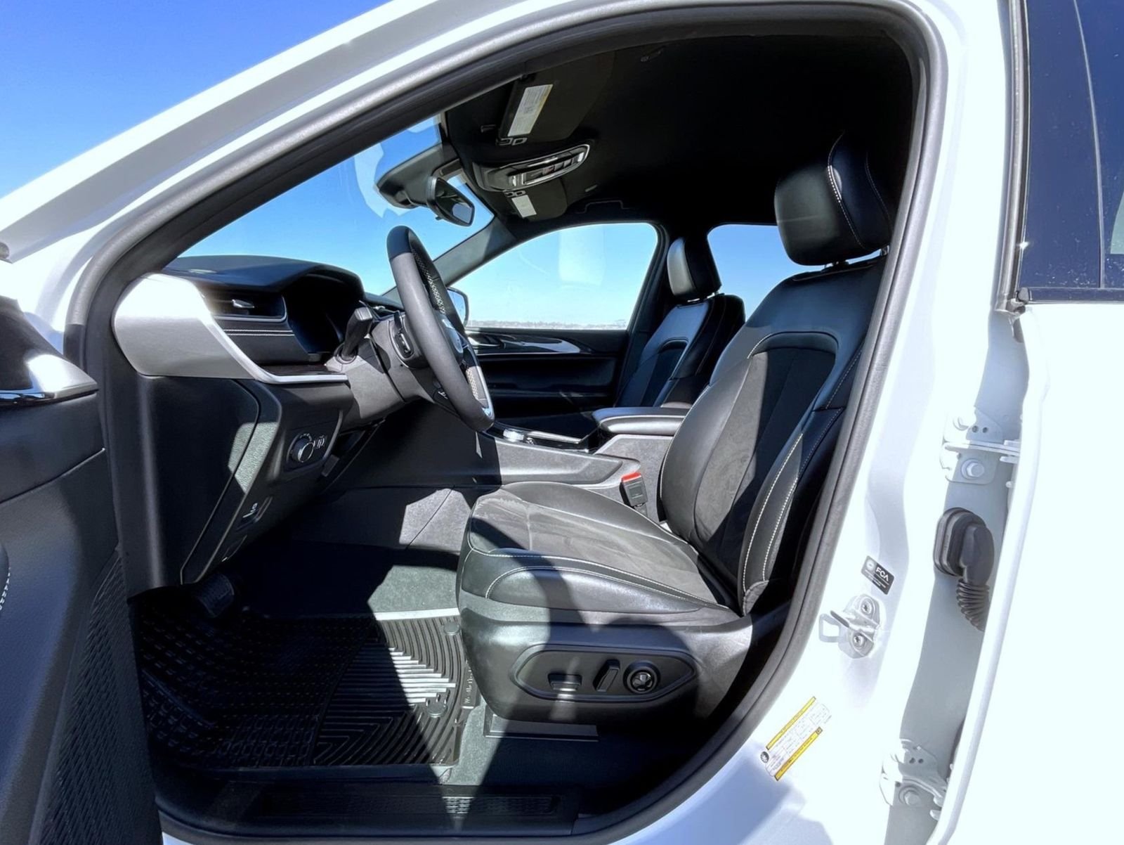 Used 2023 White Jeep Altitude X image 10