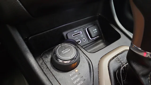 Used 2014 Brilliant Black Crystal Pearlcoat Jeep Limited image 20