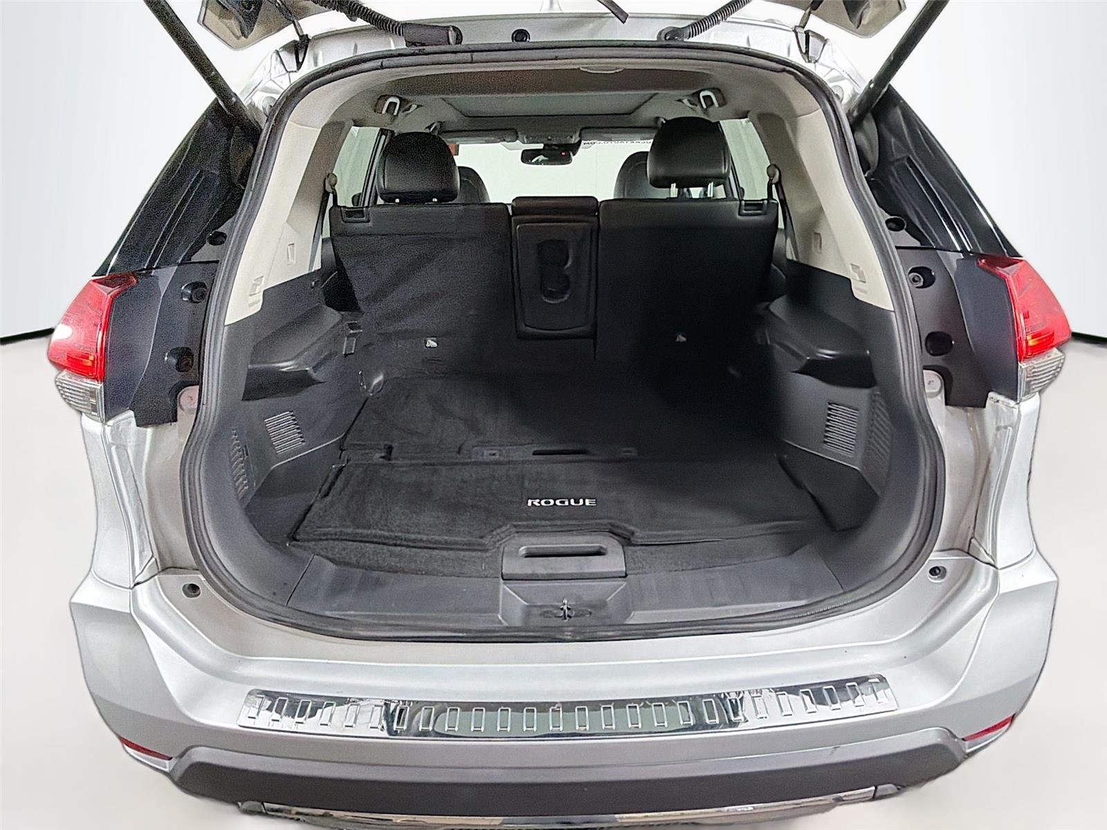 Used 2017 Brilliant Silver Nissan SL image 14