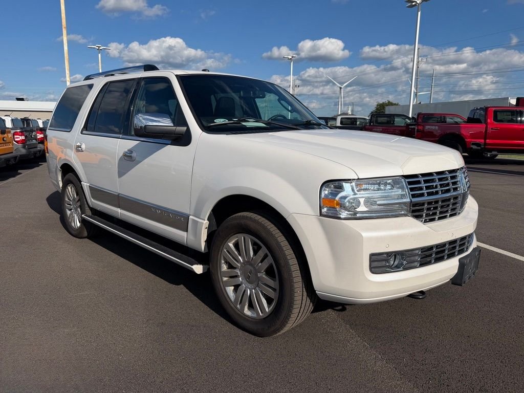Used 2014 White Lincoln Base image 3