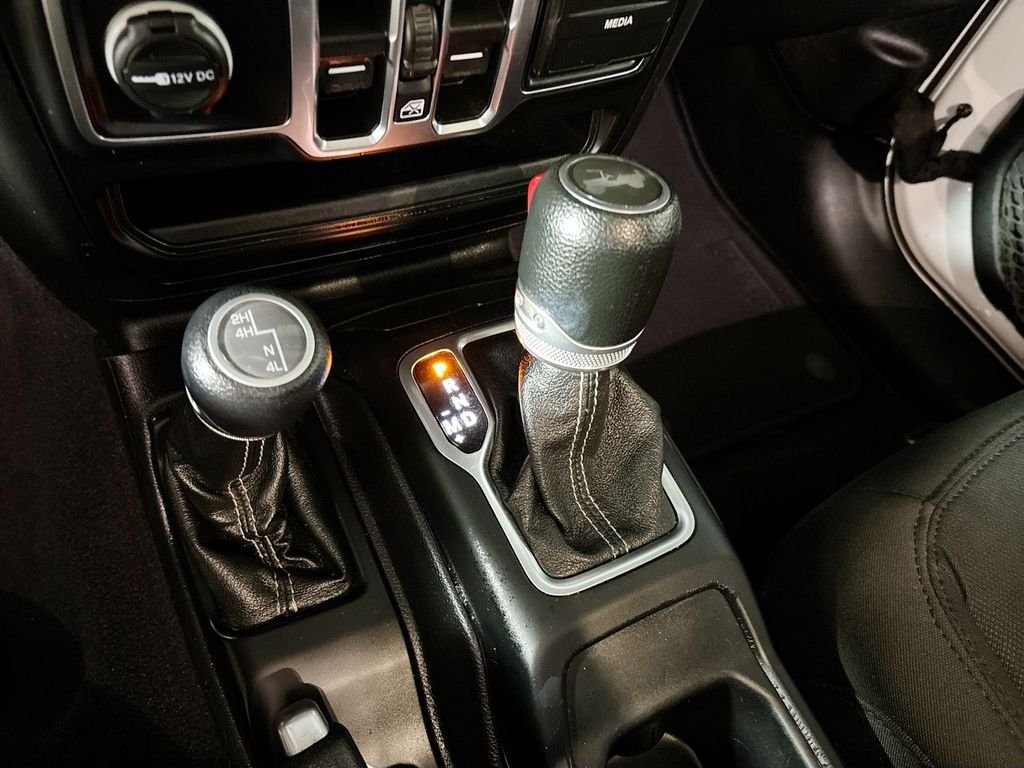 Used 2021 White Jeep Unlimited Sahara image 17