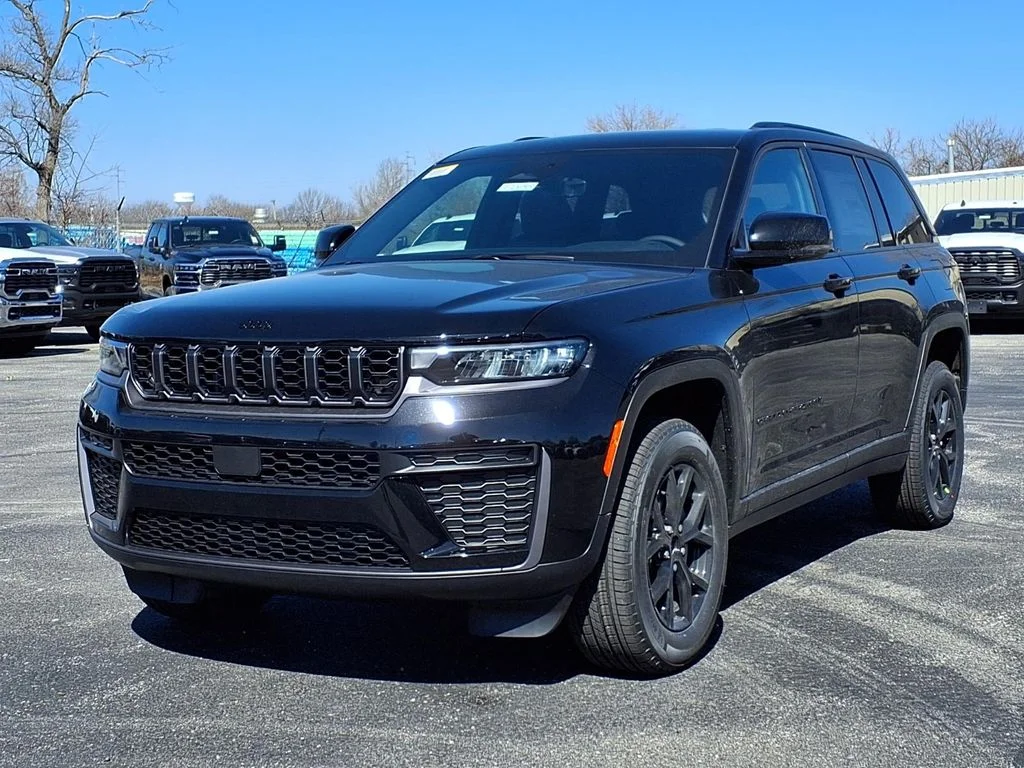 New 2026 Diamond Black Crystal Pearl-Coat Exterior Paint Jeep Laredo Altitude image 2
