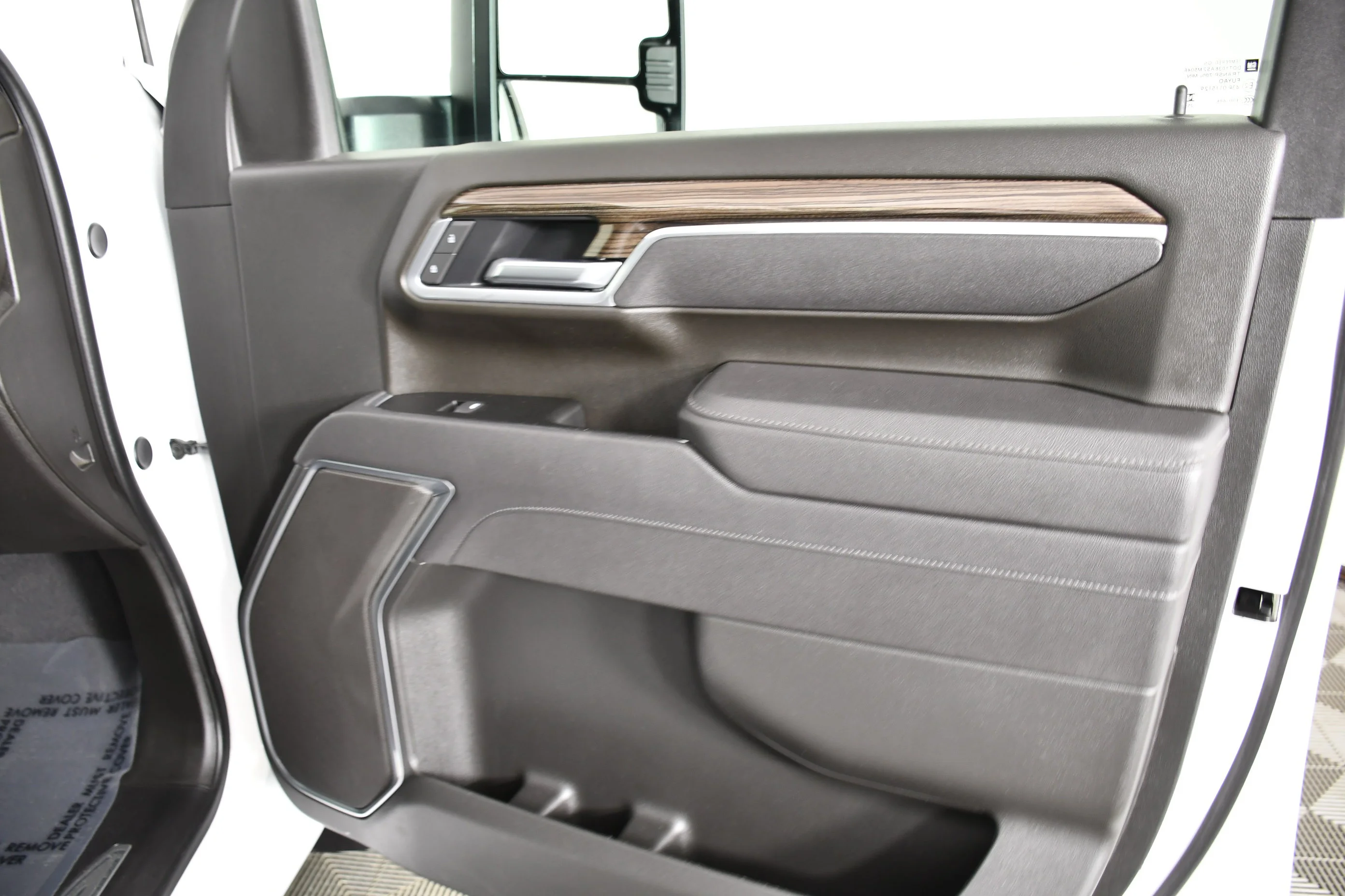 Used 2025 Summit White Chevrolet LT image 41