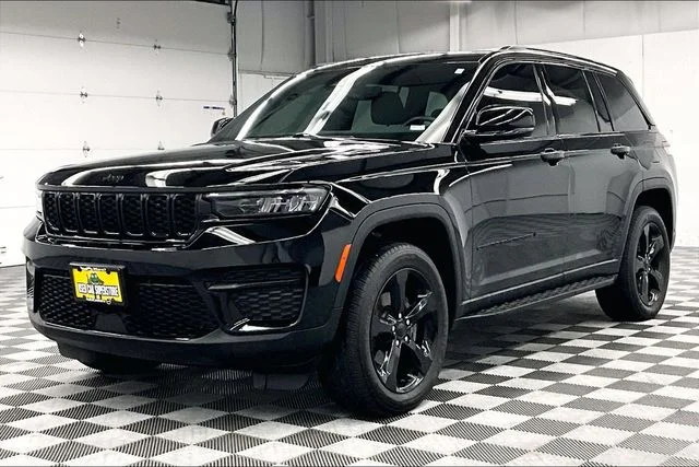 Used 2023 Diamond Black Crystal Pearlcoat Jeep Altitude X image 12