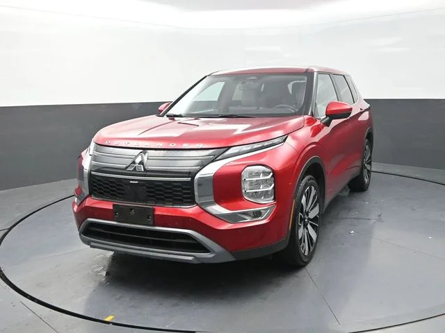 Used 2025  Mitsubishi SE image 2