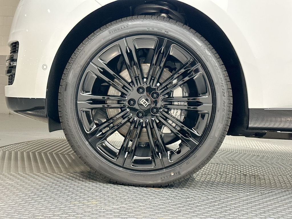 New 2027 Fuji White Land Rover SE image 5