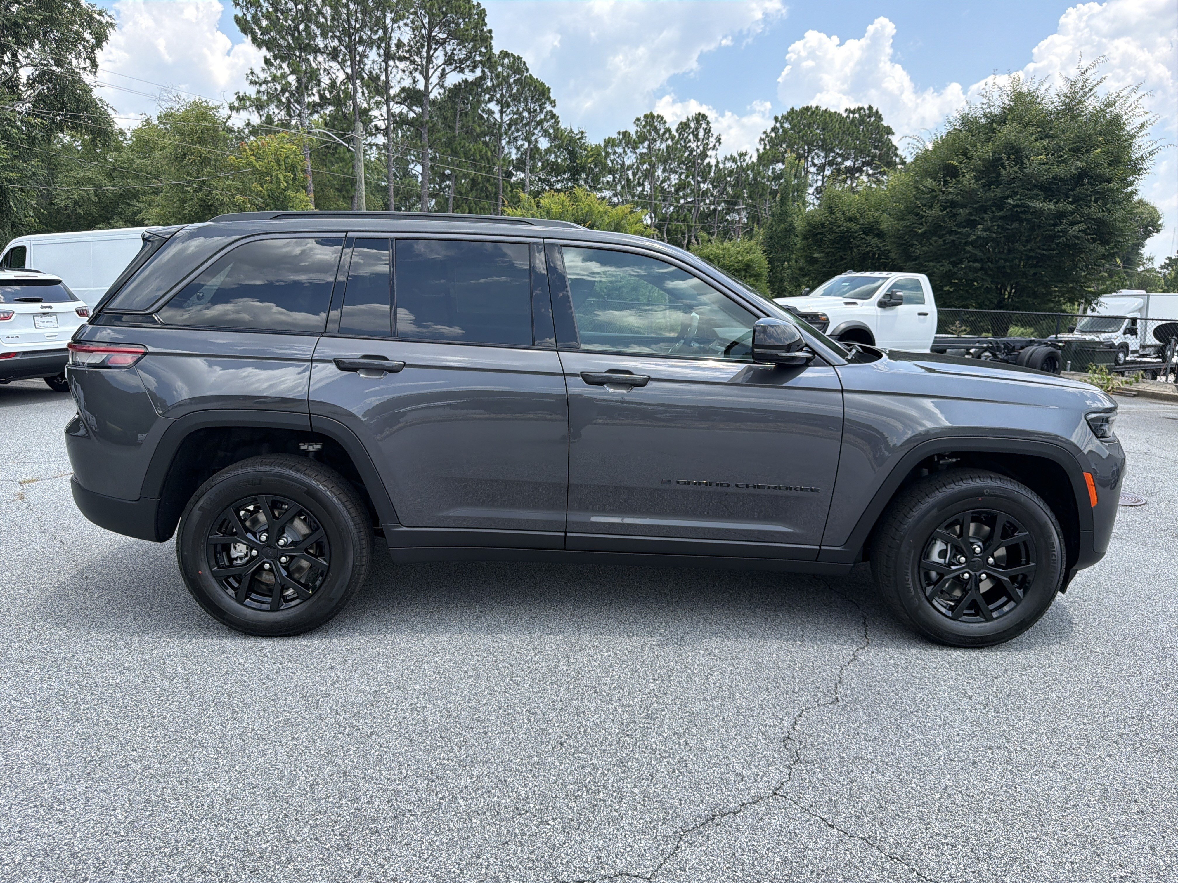 New 2026 Baltic Gray Metallic Clear-Coat Exterior Paint Jeep Altitude image 9