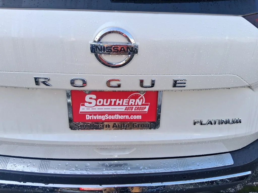 Used 2021 White Nissan Platinum image 10
