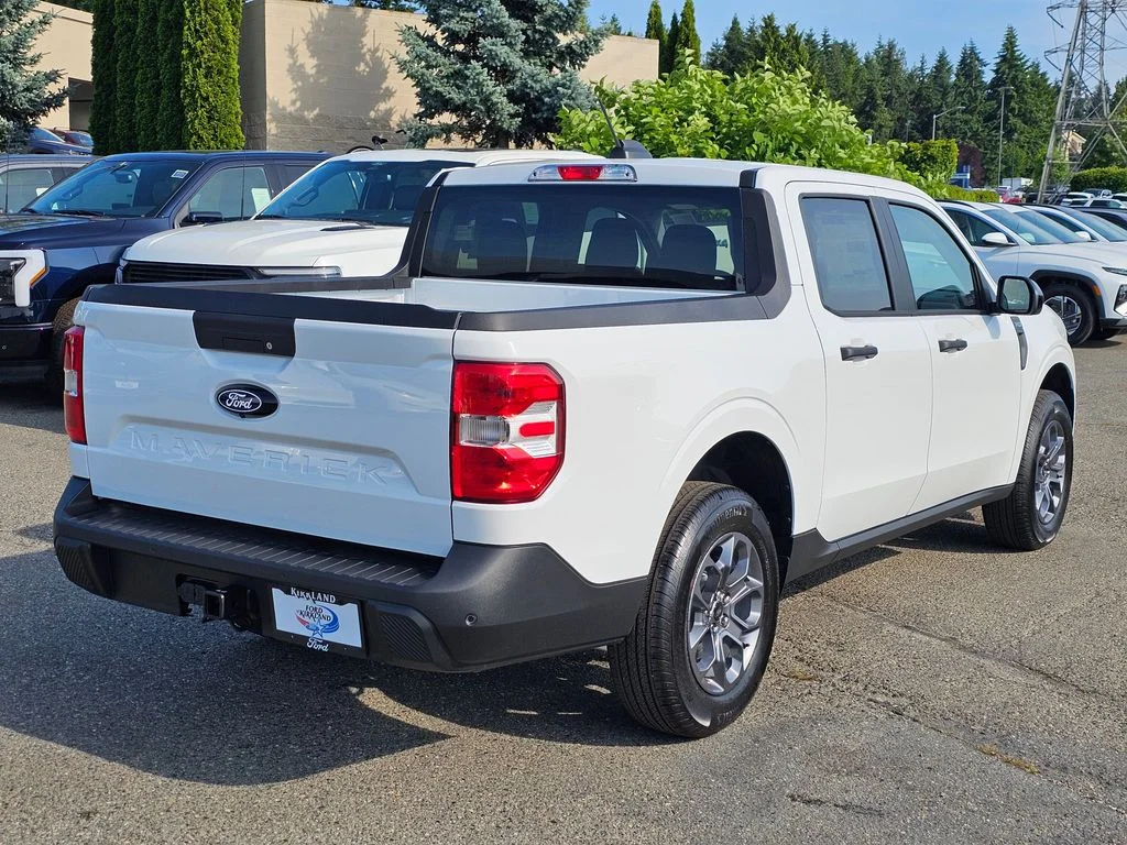 New 2025 Oxford White Ford XLT image 7