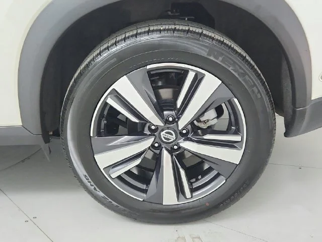 Used 2021 White Nissan Platinum image 44