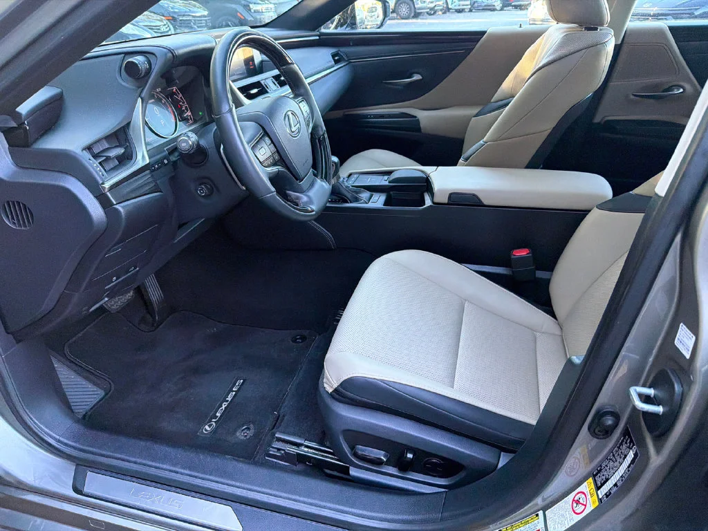 Used 2019 Silver Lexus 350 image 9