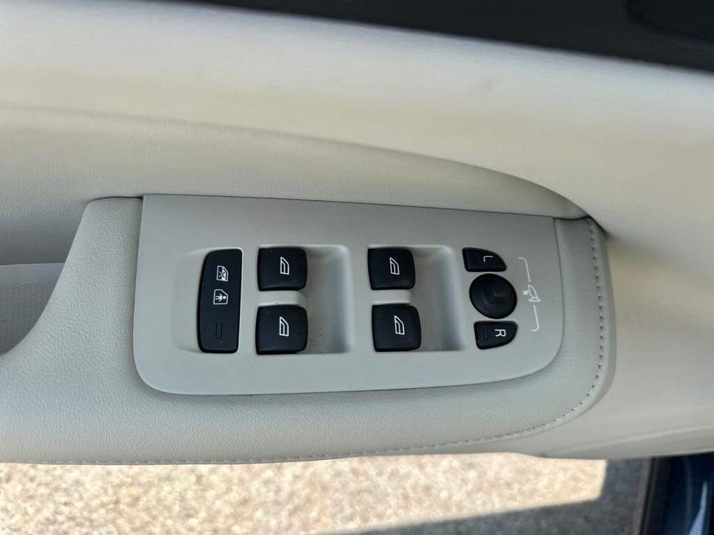 Used 2024 Blue Volvo T8 Plus Dark Theme image 7