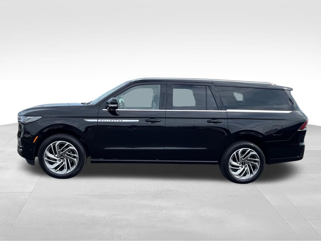 Used 2025 Black Lincoln Reserve image 2